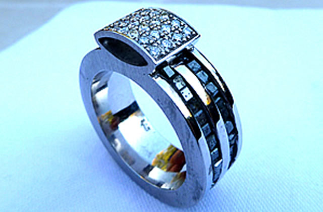 Brillant-Ring mit Diamantwürfeln